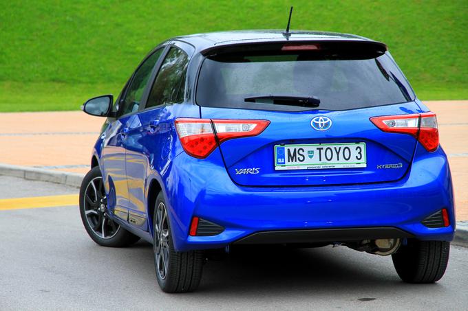 Toyota z yarisom med mestnimi avtomobili že tradicionalno edina ponuja pravi hibridni pogon. | Foto: Aleš Črnivec