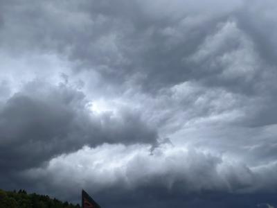 Nad Slovenijo dež in nevihte, en del bo še posebej na udaru
