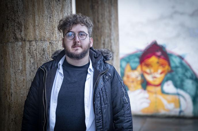 Žiga Kastelic | "Velja nepisano pravilo, da se osebi težko pomaga, če sama ne pristopi in pove, da je nekaj narobe. Ampak iskreno, pogosto vemo, da se v sosednjem stanovanju ali hiši dogaja marsikaj. Kot pripadniki družbe nosimo določeno odgovornost. Če se tako radi ukvarjamo z višino žive meje pri sosedu, bi se lahko tudi s tem, ali sosedov otrok živi v normalnih razmerah," pravi novinar in pisatelj Žiga Kastelic, s katerim smo se pogovarjali ob mednarodnem tednu otrok alkoholikov (9.–15. februar). | Foto Ana Kovač