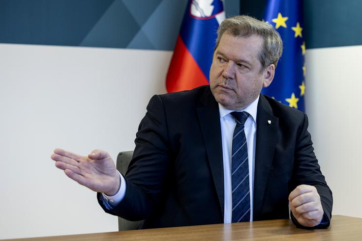"Hkrati smo že začeli tudi financiranje Centra za brezogljične tehnologije v Kisovcu. Tu gre za sredstva iz sklada za pravičen prehod. V tem primeru gre za pomoč regijam, kjer se rudniki zapirajo. Zato je to pomemben projekt," poudarja Papič.  | Foto: Ana Kovač