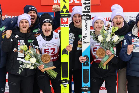 Nika Prevc na diskvalifikacijo odgovorila z zmago in izenačenjem rekorda, Nika Vodan druga! #video