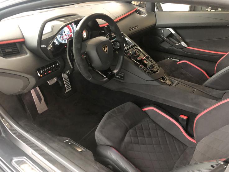 Namenjen je dvema potnikoma, ki uživata v sicer ustesnjeni notranjosti, ki pa je polna dodatkov iz alkantare in karbona. | Foto: Autobroker