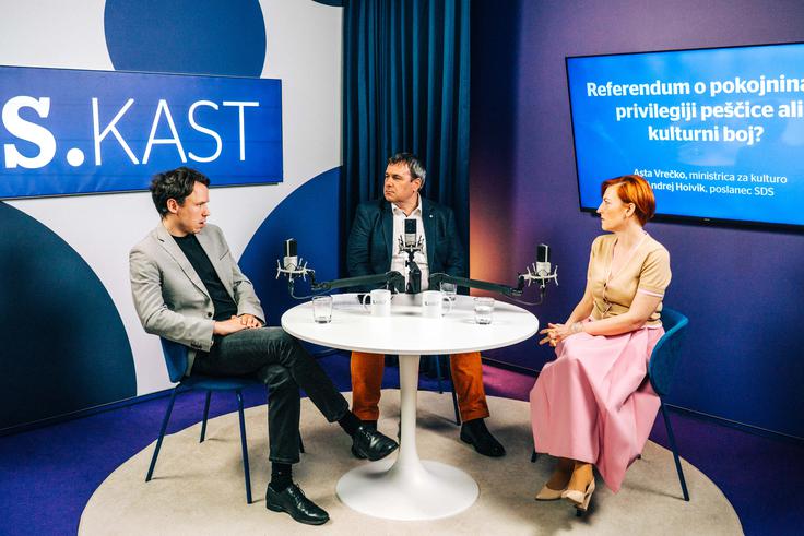 Vroča politična debata se je vrtela tudi okoli vprašanja sprejemanja poraza. Kakšne bodo politične posledice referenduma o dodatkih k pokojninam umetnikov za aktualno ministrico Asto Vrečko in enega vodilnih politikov SDS Andreja Hoivika? | Foto: Jan Lukanović