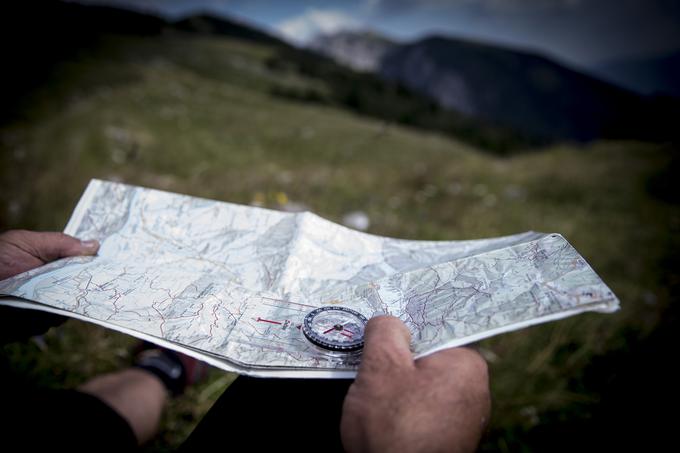 Tudi če imamo zemljevid in kompas in ju znamo uporabljati, v megli ne moremo nič, ker ne vidimo nič.  | Foto: Ana Kovač