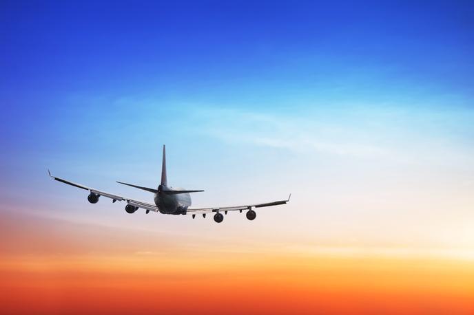 Letalo | Dvaindvajset potrošniških organizacij je pri Evropski komisiji in mreži organov za varstvo potrošnikov (CPC) proti 17 evropskim letalskim družbam vložilo prijavo zaradi zavajajočih okoljskih trditev. Te kršijo pravila EU o nepoštenih praksah. | Foto Shutterstock