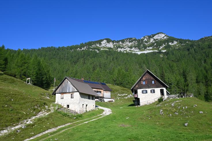 Planina Lipanca in Blejska koča, kjer se lahko okrepčamo s pijačo in dobro jedačo. Pod Mrežcami. | Foto: Matej Podgoršek