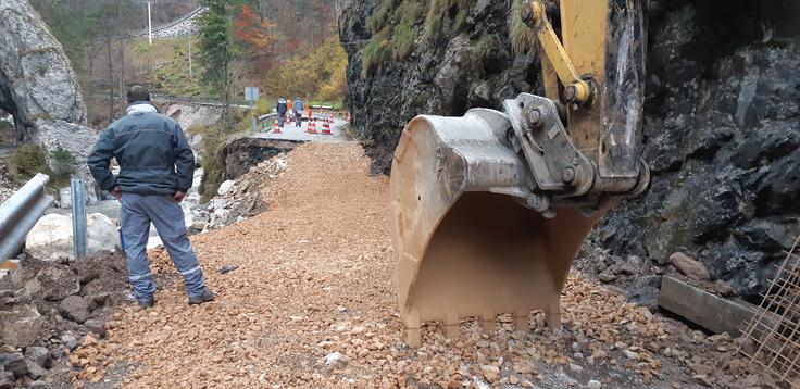 Na tem mestu je bila sprva predvidena začasna brv, a ta zdaj ni potrebna, saj so ta del ceste nasuli. | Foto: Alenka Teran Košir