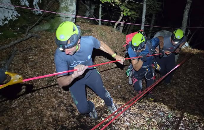 Tragedija pri slapu Savica: oče po padcu umrl, otrok huje poškodovan