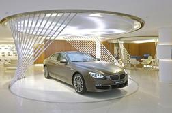 BMW z luksuznim salonom sredi Pariza