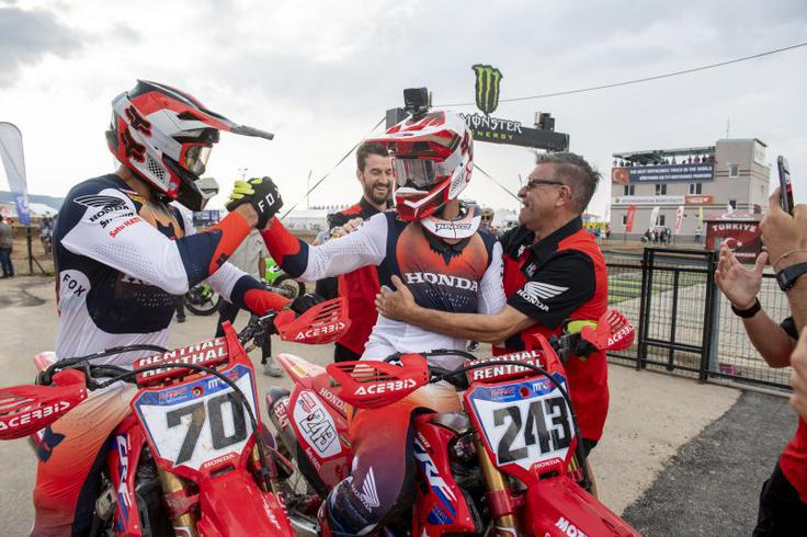 Vsi v Hondini tovarniški ekipi so bili navdušeni ob Timovi vrnitvi na zmagovalni balkon. | Foto: Honda Racing/ShotbyBavo