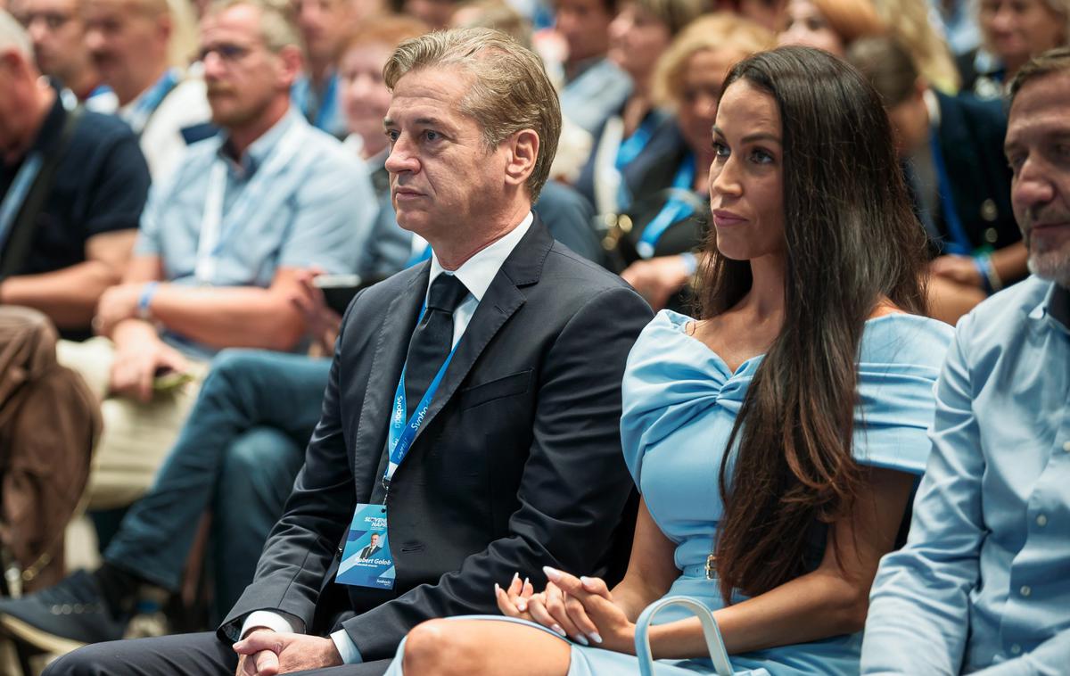 Tina Gaber in Robert Golob | Na plakatu, ki naj ne bi bil resničen, je grozilno sporočilo predsedniku vlade in njegovi ženi. | Foto STA