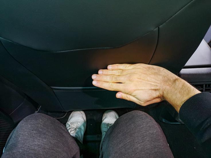 Toliko prostore še ostane pred koleni potnika v drugi vrsti. | Foto: Gregor Pavšič