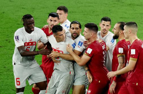 Srbe razburila provokacija kapetana Švice, primitiven izpad Stojkovića