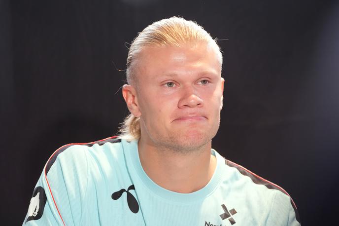 Erling Haaland zamišljen | Erling Haaland in njegova družina so svojcem šestletnega Dennisa Skjørestada poslali pismo sožalja in podpisan dres norveške reprezentance. | Foto Guliverimage