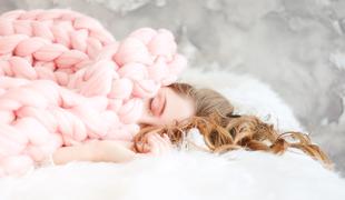 Kako se znebiti težav s spanjem v zimskih nočeh?