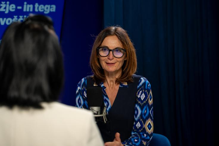 Spomnila je tudi, da so z zakonom o zdravstveni dejavnosti razmejili javno in zasebno zdravstvo z namenom krepitve javnega sistema, pri čemer je opozorila, da se je prepoved dela javnih zdravstvenih delavcev pri zasebnikih izkazala za ustavno nevzdržno. Po njenem mnenju težava zato pogosto ni v zakonih samih, temveč v njihovem izvajanju in nadzoru. Opozorila je na odsotnost jasnih meril glede obsega dela v matičnih ustanovah ter na podeljevanje dovoljenj za delo drugje ne glede na opravljeno delo v javnem zavodu. "Zakon imamo, ampak ga je treba izvajati," je poudarila in dodala, da so v javnih zdravstvenih zavodih uvedli dodatna, motivacijska nagrajevanja za zdravnike, zaradi katerih po njenem mnenju prehajanje drugam ni več nujno. | Foto: Liam Toni Šironjič