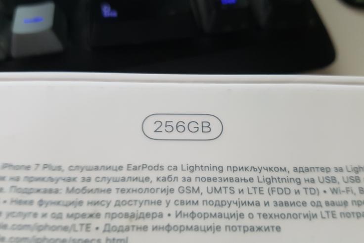 iPhone 7 Plus 256 GB je najdražji pametni telefon ta hip. Izvzeti so pametni telefoni, ki so okrašeni z dragulji in odeti v platino (na primer modeli proizvajalca Vertu). | Foto: Matic Tomšič