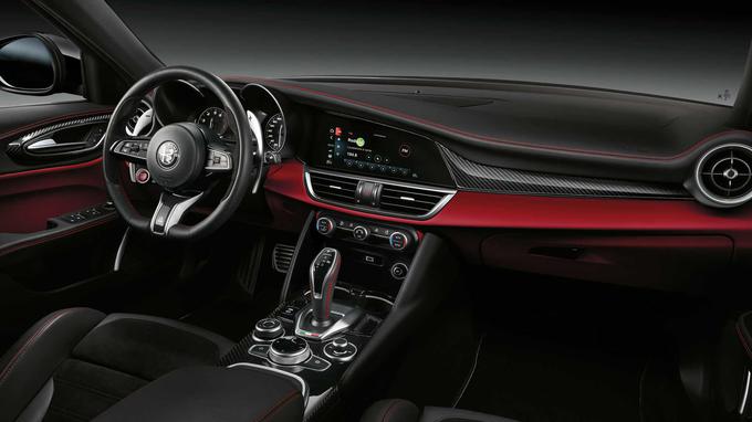 Nov volan in večja večopravilna enota sta pomembni novosti v potniški kabini. | Foto: Alfa Romeo