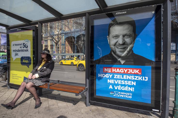 Pred letošnjimi volitvami je madžarski sovražnik številka ena v Orbanovem propagandnem svetu postal ukrajinski predsednik Volodimir Zelenski. Na plakatu vidimo napis: "Ne dovolite, da se zadnji smeje Zelenski." Zelenski se bo seveda smejal, če zmaga Magyar. | Foto: Guliverimage