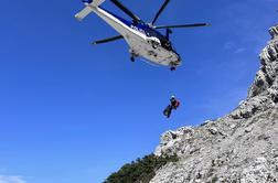 Jadralna padalka obvisela na 15 metrih, v gorah smrt in hude poškodbe #foto