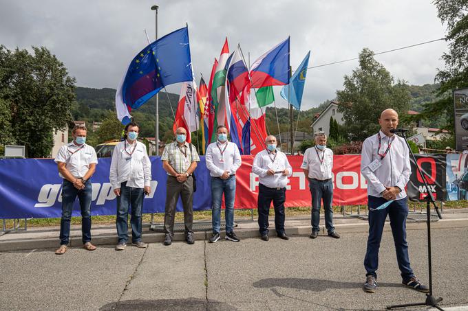 Gonilna sila marsikatere tuje avtomobilske dirke je državna turistična organizacija. Dirke pripeljejo na desetine tekmovalcev, skupaj s spremljevalci napolnijo turistične objekte. V Ilirski Bistrici je bil tudi Pavle Hevka, predsednik slovenske turistične zveze (in tudi predsednik nadzornega sveta Darsa). | Foto: WRC Croatia