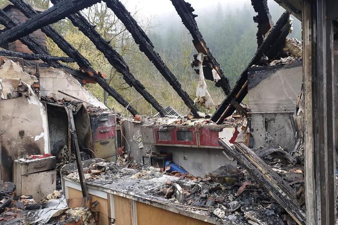 požar hiša Družina Mikek | Ogenj je popolnoma uničil zgornje nadstropje, voda pa spodnje, zato je hišo treba porušiti. | Foto Maja Stropnik