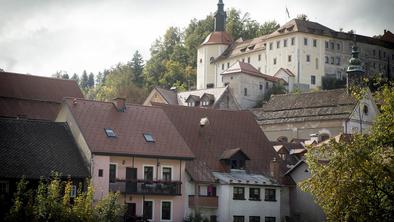 Izgubili smo se med čudovitimi ulicami Škofje Loke (video)