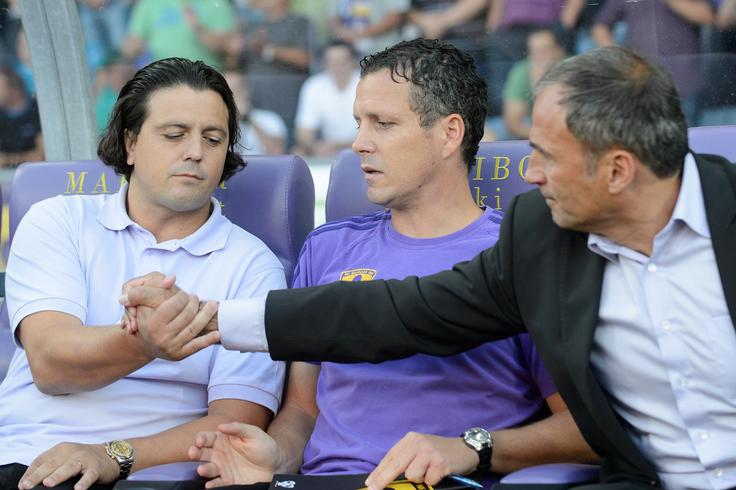 Tako sta si leta 2012 čestitala Zlatko Zahović in Darko Milanič po visoki domači zmagi Maribora nad Željezničarjem, Izolanu pa je takrat na klopi pomagal Saša Gajser. | Foto: Aleš Fevžer