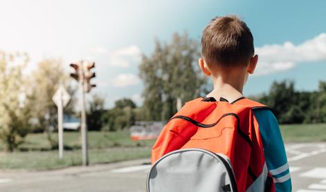 Otrok z nahrbtnikom na potepu po slovenski avtocesti, želel je obiskati prijatelja
