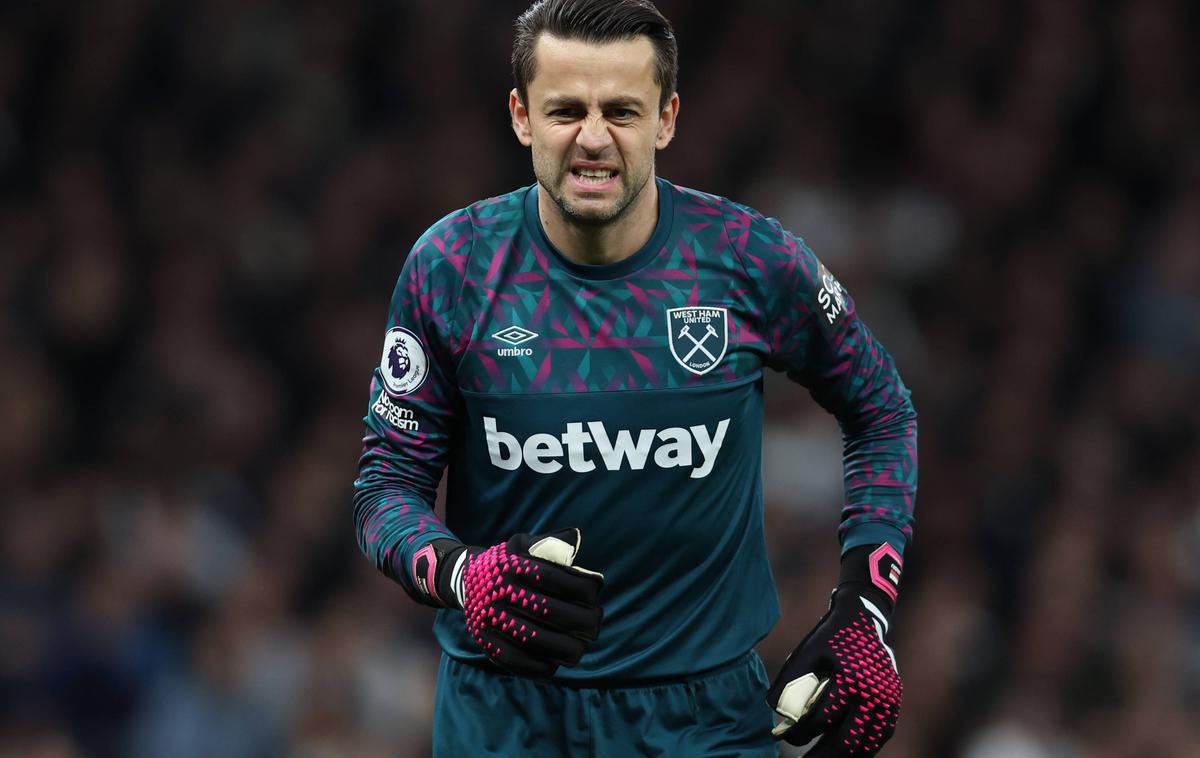 Lukasz Fabianski | Vratar Lukasz Fabianski bo zaradi poškodbe ličnice nekaj časa odsoten z igrišč. | Foto Guliverimage