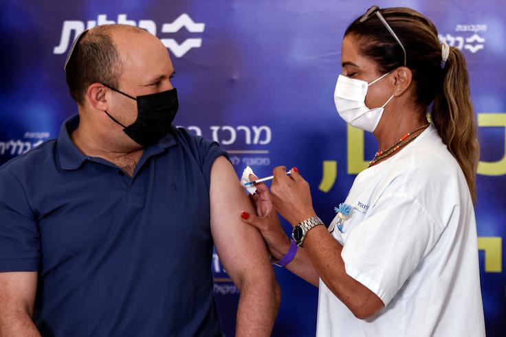Med dobro desetino izraelskega prebivalstva, ki je že prejela poživitveni odmerek cepiva proti bolezni covid-19, je tudi premier Naftalo Bennett. Tretji odmerek cepiva proizvajalcev Pfizer in BioNTech je prejel 20. avgusta.   | Foto: Reuters