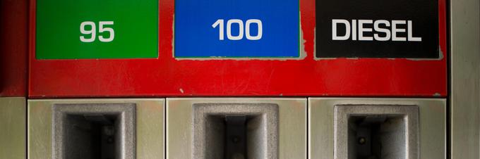 Tri petine maloprodajne cene neosvinčenega bencina so prispevki in dajatve (v nekaterih državah je ta delež še večji). | Foto: Matej Leskovšek