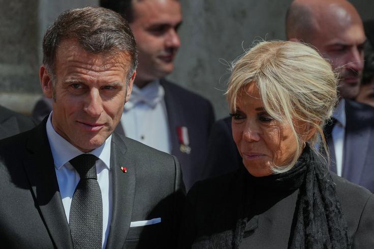 Francoskega predsednika je ob obisku Vatikana spremljala žena Brigitte Macron. | Foto: Guliverimage
