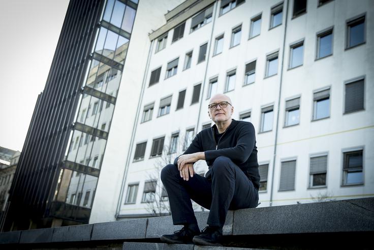 "Za vse, kar poskušaš premakniti v Sloveniji, deset let ne pomeni nič. Obtičiš v birokratskem močvirju in v še tako majhen premik moraš vložiti neznansko veliko truda. A ko je treba storiti nekaj slabega za končnega uporabnika, se to izvede kot strela. Izbris? Ni problema. Varčevalci NLB? Ni problema. Delničarji NKBM? Ni problema." | Foto: Ana Kovač