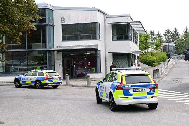 Policijska vozila pred osnovno šolo Trangsundsskolan. | Foto: Reuters