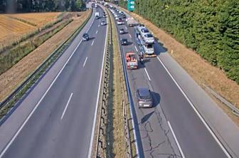 Začelo se je: na cestah zastoji, pripravite se na vikend
