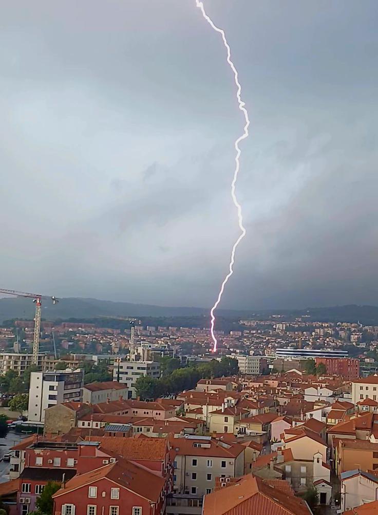 Strela v Kopru | Foto: FB/Alja Marčić/ TopFoto Neurje