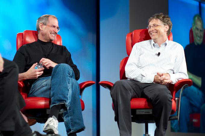 Zadnja leta razmerja med Billom Gatesom (desno)  Stevom Jobsom (Jobs je umrl 5. oktobra 2011, op. p.) so bolj kot na trpko rivalstvo spominjala na veliko prijateljstvo dveh legend računalniške industrije. Jobs in Gates sta se na kasnejših srečanjih namreč pogosto šalila in spominjala metanja polen pod noge v preteklosti. Gates je Jobsa tudi obiskal nekaj mesecev pred smrtjo in pri njem prebil več ur. Tale svetovno znana fotografija je nastala 30. maja 2007 na konferenci All Things Digital.  | Foto: Thomas Hilmes/Wikimedia Commons
