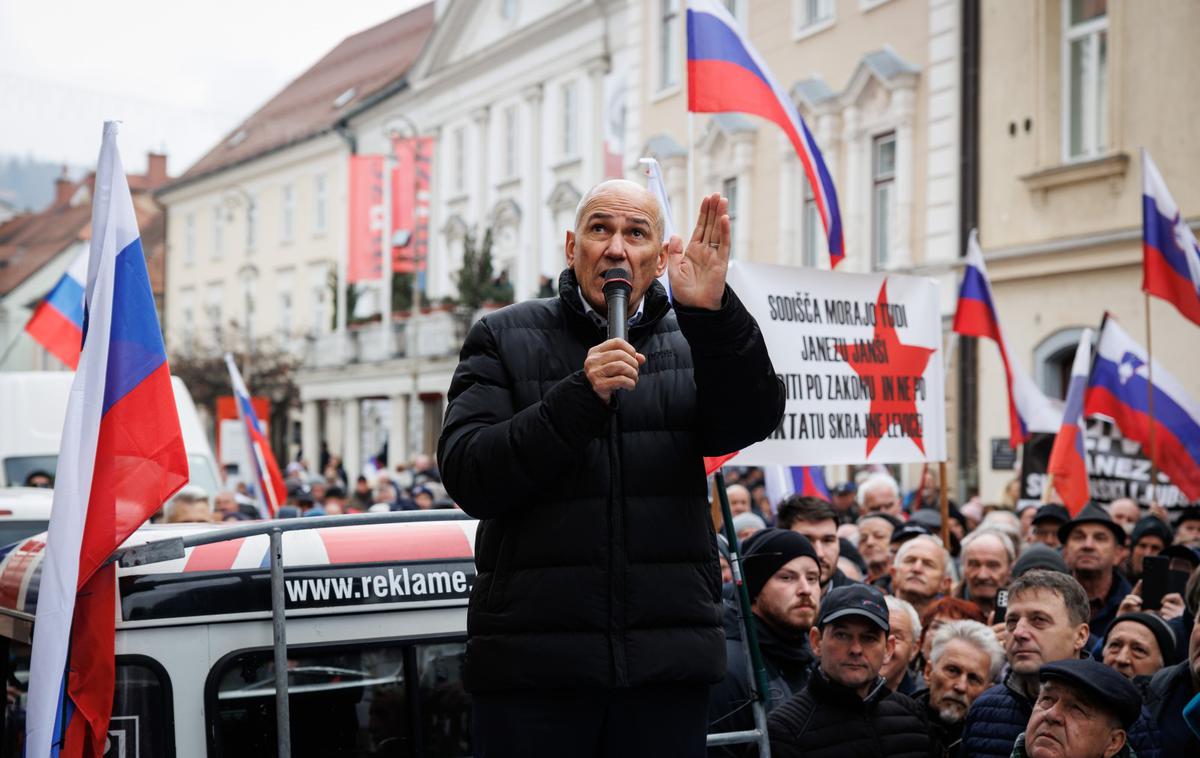 Janez Janša protest | Opozicijski prvak Janez Janša na političnem shodu pred celjskim sodiščem  | Foto STA