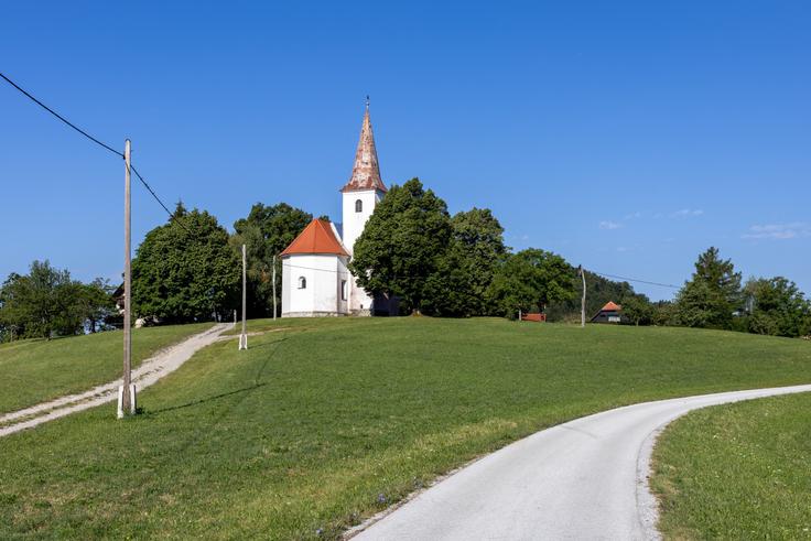 Dobrih pet minut od planinskega doma je cerkvica Svetega Mohorja, nad katero se dvigata dve več sto let stari lipi. | Foto: Matej Podgoršek
