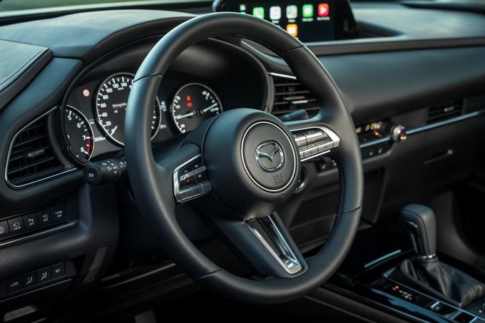 Materiali so na visoki ravni, prav tako položaj za volanom in počutje. Palec gor. | Foto: Mazda