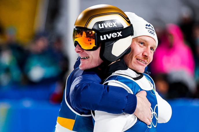 Domen Prevc Anže Lanišek | Anže Lanišek se še ni ujel z veliko skakalnico v Predazzu. V torek ga čaka še ena priložnost na superekipni tekmi skupaj z zlatim Domnom Prevcem. | Foto Aleš Fevžer