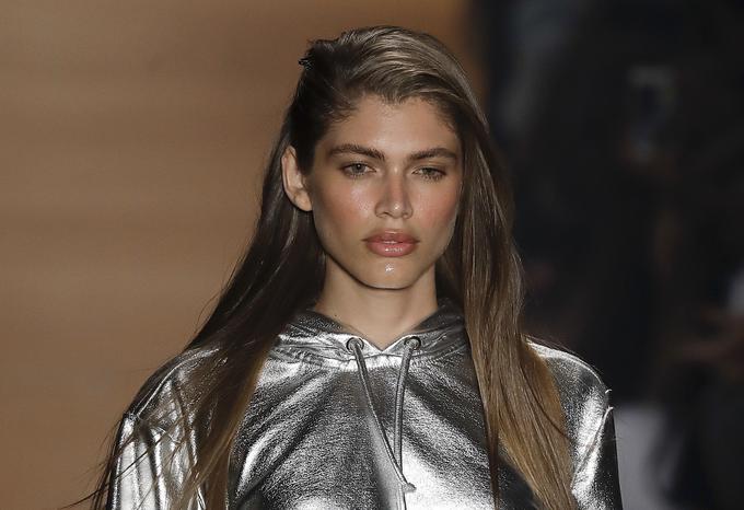 Med novimi ambasadorkami je tudi znan obraz znamke Victoria's Secret, Valentina Sampaio, prva transspolna manekenka, ki je sodelovala na njihovi modni reviji. | Foto: Guliverimage/AP