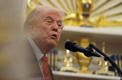 Trump znova grozi s carinami, Wall Street v rdečem