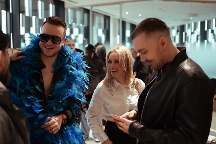 "Luka Basi se predstavlja s skladbo, polno zabave, sproščenosti, gre za nov slog, glasbeni lik, v katerega se je noro vživel, zraven pa vse skupaj začini še s ščepcem humorja v liku, ki ga je sam razvil, že ko je bil star deset let," o Basijevi skladbi in liku za Siol.net razkrije duet Maraaya. | Foto: Sigmalus Media