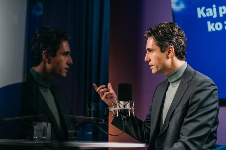 Mesec opisuje, da je njegova generacija v aktivizem vstopila iz občutka, da se politika ne zgodi drugim – da moraš sam nekaj narediti, ne le komentirati z roba. | Foto: Jan Lukanović