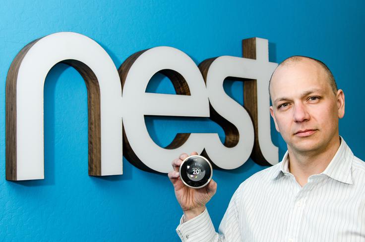 Tony Fadell z Nestovim termostatom. Družba Nest se je po prevzemu Googla sčasoma sicer preimenovala v Google Nest.  | Foto: Guliverimage