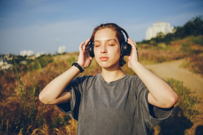 dekle, ženska, slušalke, poletje, glasba | Foto Shutterstock