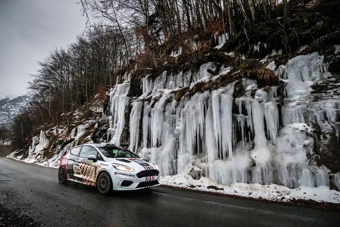 Slovenska dirkalna ford fiesta rally4 na reliju Monte Carlo. Dirkalnik je last ekipe OPV Racing, vozi pa ga hrvaška posadka Prodan-Raštegorac. Njun nastop Hrvati izkoriščajo tudi za promocijo aprilskega relija za svetovno prvenstvo pri naših južnih sosedih. | Foto: WRC Croatia