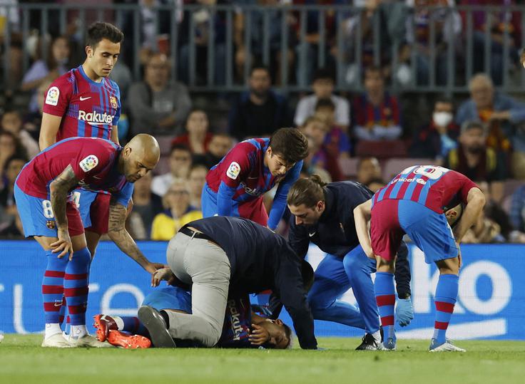 Ronald Araujo je utrpel pretres možganov in noč preživel v bolnišnici.
 | Foto: Reuters